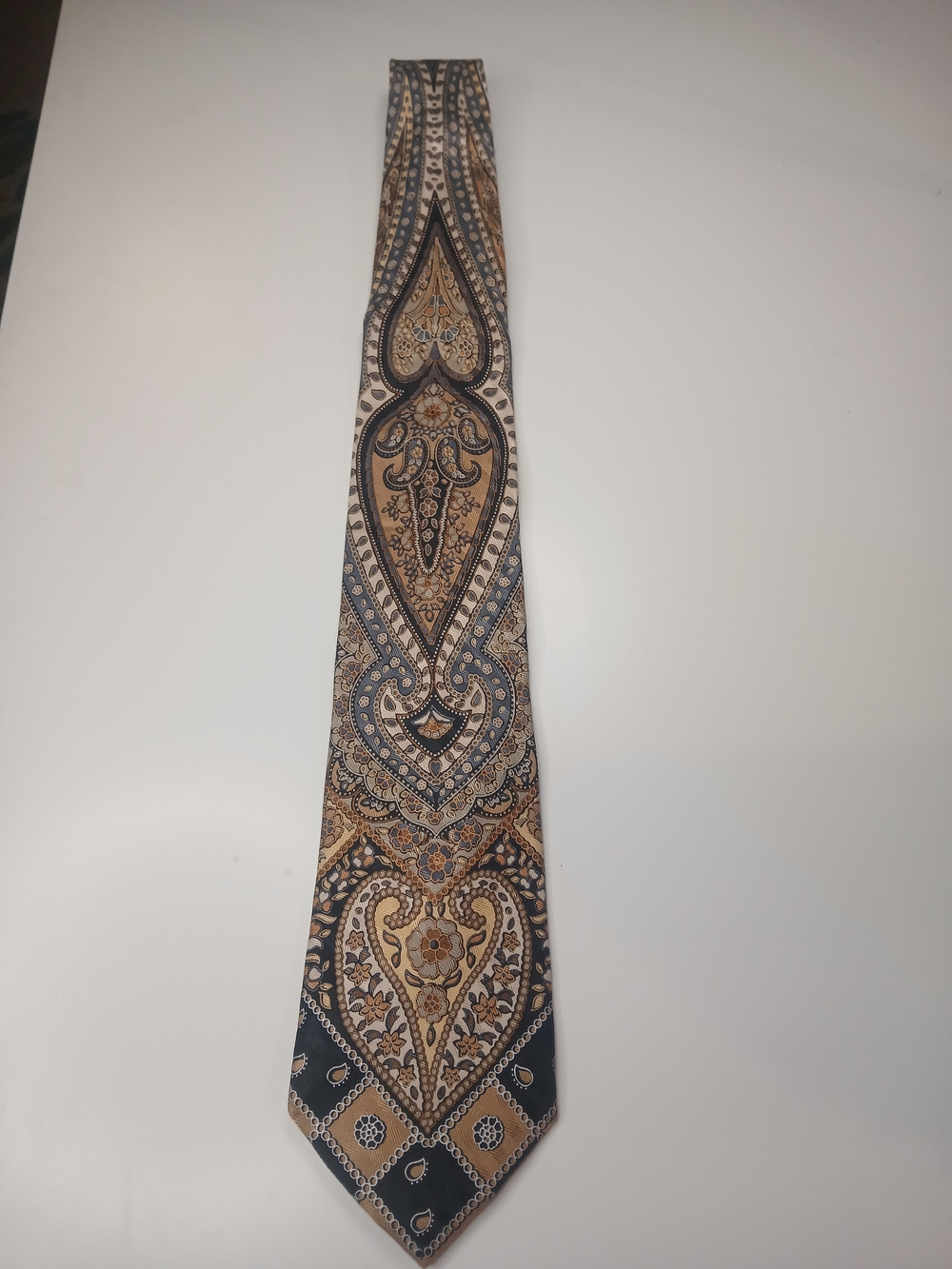 Elegant BRIONI Paisley Tie in Navy and Tan.100% SILK